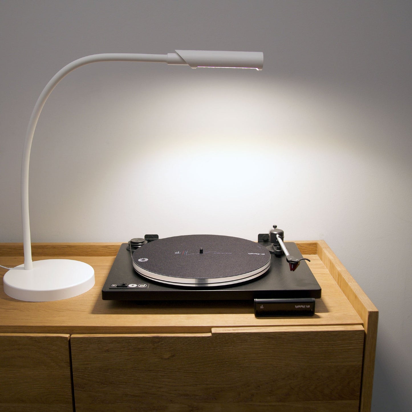 Reliable Corp.: UberLight Flex Turntable Lamp - White / Tabletop Model
